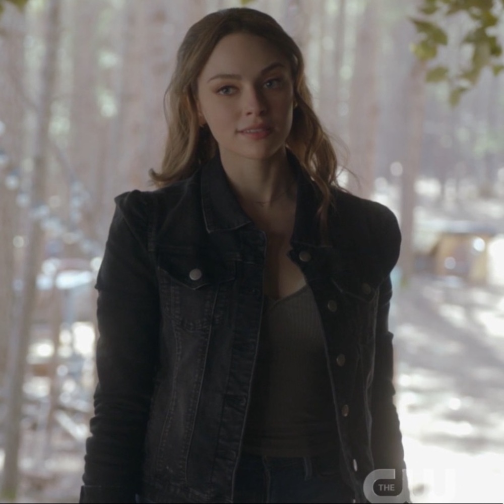 Hope Mikaelson’s H&M Ribbed Jersey Top!